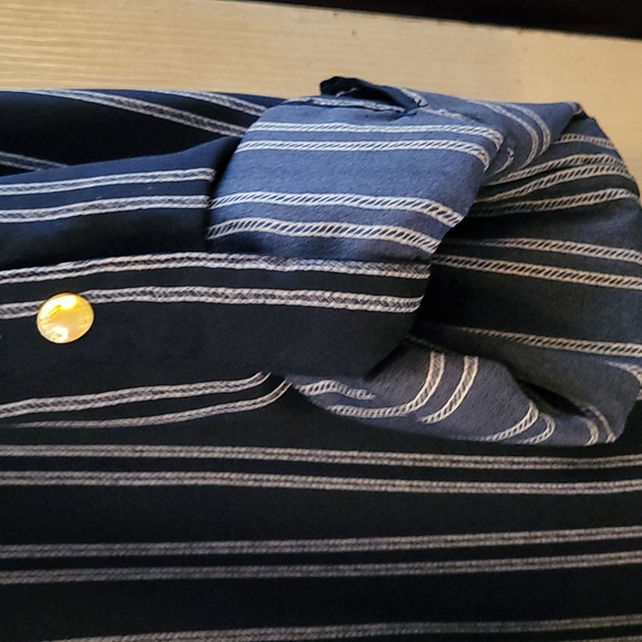 A dress shirt from Michael  kors , has zipper enstead of buttons. - Picture 4 of 4